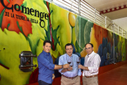 Álvaro Comenge, Jaime Comenge y Rafael Cuerda en el interior de la bodega Comenge, en la localidad vallisoletana de Curiel de Duero  / ARGICOMUNICACIÓN