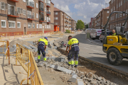 Varios trabajadores amplían la calzada mientras al fondo se ven varios tramos ya finalizados.- J.M. LOSTAU