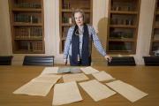 La directora del Archivo de Simancas, Julia Rodríguez, con algunos documentos sobre Manuel Murguía.-PABLO REQUEJO (PHOTOGENIC)