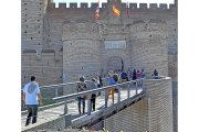 Un grupo de turistas se dirige a la puerta del Castillo de la Mota.-S. G. C.