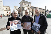 Los ex dirigentes del PCE en Valladolid Javier Fernández, Ángel Martínez de Paz y César de Prada, a pocos paso de donde se encontraba el Gobierno civil, donde tantas veces pidieron permiso para manifestarse.-J.M.LOSTAU