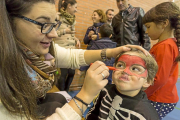 Taller de pintacaras desarrollado ayer en el polideportivo de Cigales.-Miguel Ángel Santos