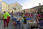 Merienda de hermandad en la Plaza Mayor, que tiene lugar durante las fiestas de Quintanilla de Onésimo.-El Mundo