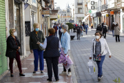 Vecinos de Medina del Campo conversan sobre las medidas del confinamiento en la calle Padilla, ayer. J.M. LOSTAU