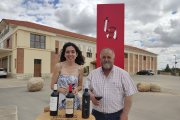 Coro Blanco y Joaquín Rojo, frente a la cooperativa Tierra Aranda.