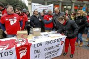 Recogida de firmas en la Plaza Fuente Dorada dcon la presencia del escritor Gustavo Martín Garzo.-J. M. Lostau