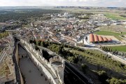 Vista del patio norte del Castillo de Peñafiel desde la torre del homenaje, con parte del casco urbano de la villa alos pies de la colina.-PABLO REQUEJO