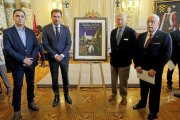 Julián Díaz Bajo, Óscar Puente, Vicente Garrido Capa y Felipe Esteban junto al cartel de la Semana Santa.-J.M. Lostau