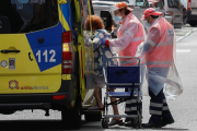 Una ambulancia recoge a un enfermo en la calle.- JUAN MIGUEL LOSTAU.