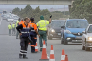 Los agentes de la Guardia CiviL organizan el tráfico tras la colisión múltiple y el tapón posterior que se produjo.-Miguel Ángel Santos