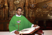 Varghese Joseph Nelluvelil, en la iglesia Nuestra Señora de la Asunción de Cabezón de Pisuerga.-J.M. LOSTAU