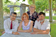 Titas González, con sus hijos Rubén, Rebeca y Daniel Arranz (de izquierda a derecha), en los jardines del restaurante cuellarano.-ARGICOMUNICACIÓN