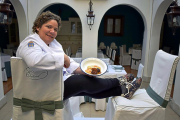 Leticia, en el comedor del Estoril, con un plato típico de huevos con farinato.-ARGICOMUNICACIÓN