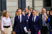 El alcalde de Valladolid, Jesús Julio Carnero (D), acompaña a Feijóo a su llegada al Congreso de los Diputados.- E. M.