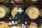 Ramón Ramos en el interior de su bodega en Venialbo, con algunas de las mascarillas enviadas por su importador chino.  /