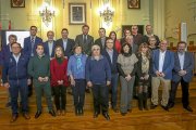 Ediles de los municipios integrantes de la Cuva ayer, posan junto a Puente ySaravia en el salón de plenos del Ayuntamiento de Valladolid.-MIGUEL ÁNGEL SANTOS