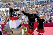 La ‘lagarera’ procede al tradicional pisado de la uva ante el público en la Plaza del Coso.-REPORTAJE GRÁFICO: SANTIAGO G. DEL CAMPO