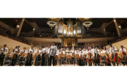 El joven Alejandro Puerta con la Joven Orquesta de Estudiantes y Colegios Mayores, el pasado jueves, durante su debut en el Auditorio Nacional ante 1.800 espectadores.-J. C. ARÉVALO