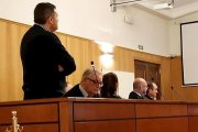 El ex alcalde de Valdestillas, Jesús Román (de espaldas), comparece en la Audiencia provincial, ayer. EUROPA PRESS