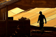 Un operario revisa los paneles solares en las instalaciones de una estación fotovoltaica. / ICAL