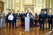 Óscar Puente interviene en la rueda de prensa rodeado de alcaldes de municipios del corredor ferroviario Medina del Campo-Valladolid-Palencia, ayer.- ICAL