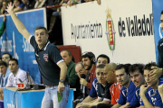 Nacho González, ex entrenador del BM Nava cuando era filial del BM Valladolid, da instrucciones en el BM Atlético-J.M.Lostau