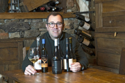 Nacho Álvarez, con sus vinos, en el interior del Hotel Rural Cornatel Las Médulas, en Borrenes.  / LA POSADA