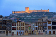 Plaza del Coso de Peñafiel al anochecer (con el castillo al fondo) donde se impulsará un proyecto de luz y sonido para promocionar el singular espacio. .-W.A.P