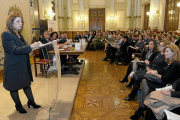 María Luisa Sacristán durante la lectura del manifiesto  en el salón  de actos del Ayuntamiento-J.M.Lostau