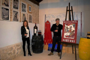 Mayte Bajo y Jesús Arbás, en la sala de la bodega dedicada a la bailarina Mariemma y al mundo de la danza, y donde se ha instalado un escenario para realizar actuaciones en directo.-ARGI