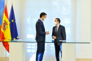 Pedro Sánchez y Abel Caballero, durante la firma del acuerdo. E. M.