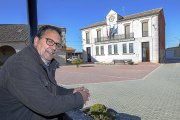 José Luis Rico frente al Ayuntamiento y la Iglesia de Marzales.-J. M. LOSTAU