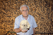 El sacerdote José Luis Velasco, con una calavera del osario de la iglesia de Wamba, pequeña población vallisoletana situada en los Montes Torozos.-AGRICOMUNICACIÓN