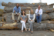 Tomás Postigo (derecha) y su hijo Gabriel, con las investigadoras Maribrí Fernández y Estrella Cadahía, sobre una pila de troncos de roble rebollo.-ARGI