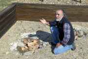 Carlos Sanz Mínguez muestra una recreación de los hallazgos de cerámica vaccea encontradas en tumbas.-J.M. LOSTAU