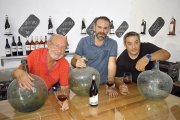 David Bustos, flanqueado por José María Rodríguez y Julio Pelmo, miembros de la directiva, en la tienda–exposición de la bodega barraqueña.-ARGICOMUNICACIÓN