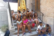 Foto de familia de los niños del programa ‘Vacaciones en Paz’ ayer, en el Ayuntamiento de Medina del Campo.-EL MUNDO