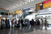 Varios viajeros esperan cola para facturar sus equipajes en el aeropuerto de Barajas-El Mundo