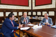 Carnero, Gutiérrez Alberca y Zarandona durante la reunión telemática.- E. M.