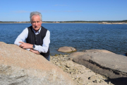 José Manuel Pardal, delante de la presa de la Almendra, bajo cuyas aguas se encuentra sumergido el pueblo donde nació, Argusino de Sayago.-ARGI