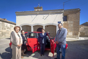 María del Carmen Ramos, María Benita Aguado y Manuela Galán, en el coche del sacerdote, Ramón Peláez, frente a la iglesia de Fuente-Olmedo.-MIGUEL ÁNGEL SANTOS