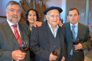 Severino Sanz, con sus hijos José Félix, María Dolores e Iñaki, en la bodega familiar de Montejo de la Vega de la Serrezuela.-ARGICOMUNICACIÓN