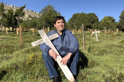 Emeterio Martin, con una de las cruces que se encuentran en el cementerio de Sad Hill, en Santo Domingo de Silos.-ARGICOMUNICACIÓN