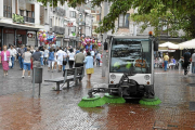 Un vehículo especial barre la plaza Mayor de Medina del Campo en un día festivo-Santiago G. del Campo