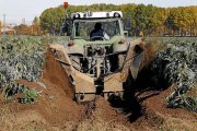 Un agricultor a los mandos de su tractor realiza el trabajo de tapado del cardo en una tierra de cultivo de la localidad soriana de Ágreda.-ICAL