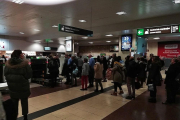 Colas de viajeros en la estación de Chamartín (Madrid) antes de cruzar los nuevos controles de seguridad implantados por Adif.-E.M.