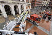 Camión de Bomberos en la Plaza Mayor el pasado mes de enero, en la inauguración de una nueva escala. PABLO REQUEJO