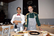 Guzmán y Yessica, en el salón de La Querencia, con algunos de los platos de su carta.-