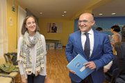 Pilar Vicente y Jesús Julio Carnero en la sede del PP en Valladolid tras la rúbrica del acuerdo entre ambas formaciones.-Miguel Á. Santos