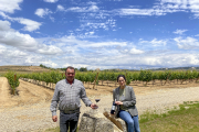 Emiliano Lubiano y Mónica Peñas, junto al lagar de piedra en los viñedos de Velvety Wines, en Pesquera de Duero.  /